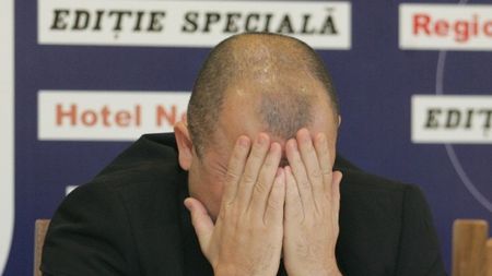 "În tur, ne-au furat `nea Caisă` ăștia cu fluierul"