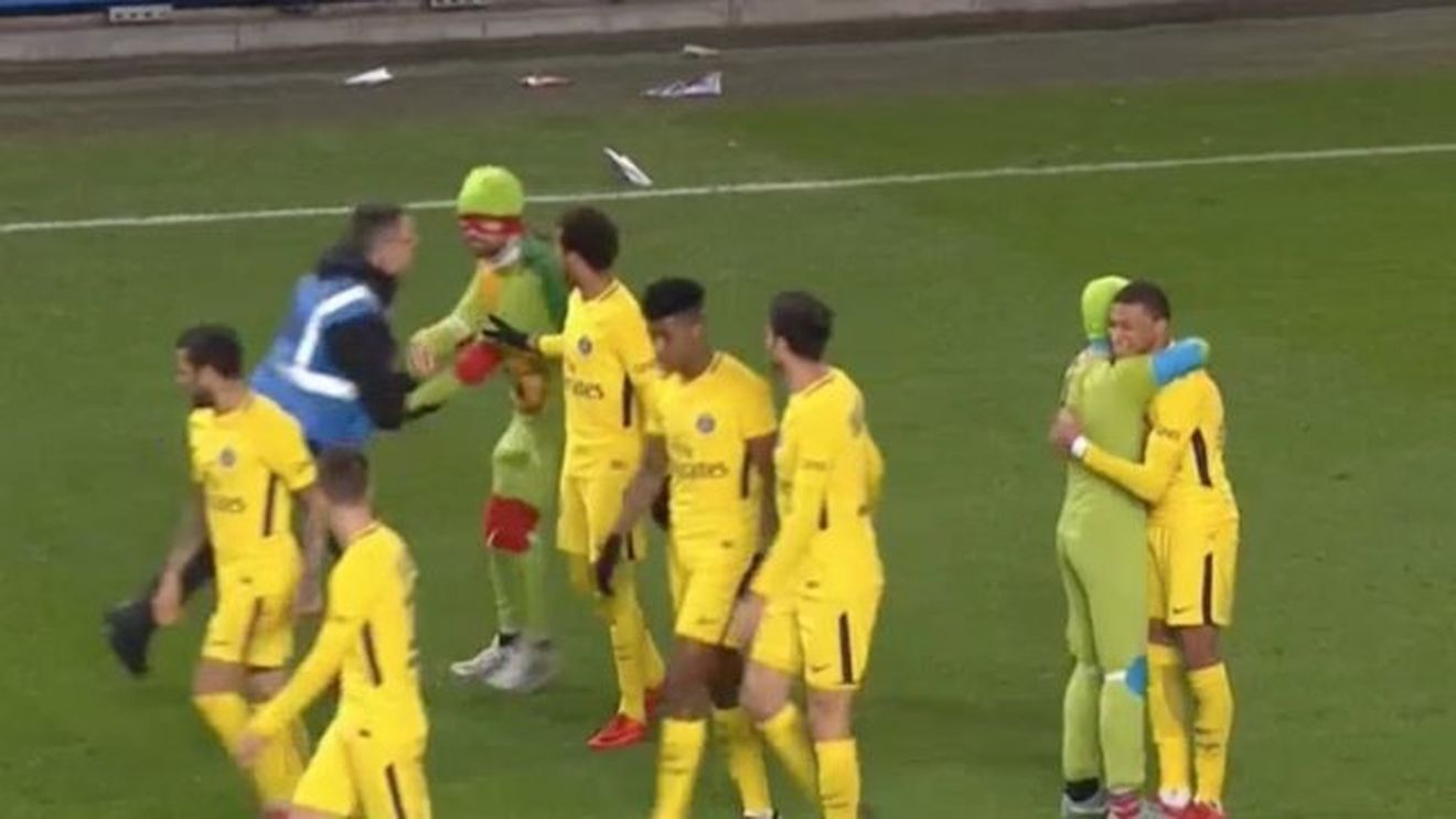 VIDEO | Țestoasele ninja au invadat terenul în Ligue 1 :) Imaginile amuzante cu reacția lui Dani Alves și legătura dintre Mbappe și "invadatori"