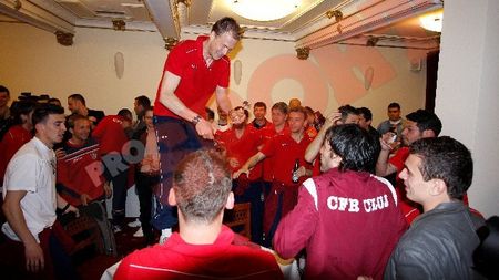 FOTO Clujenii "au udat" titlul!** Kapetanos a dat tonul la distracție! Cum s-au distrat "vișiniii"