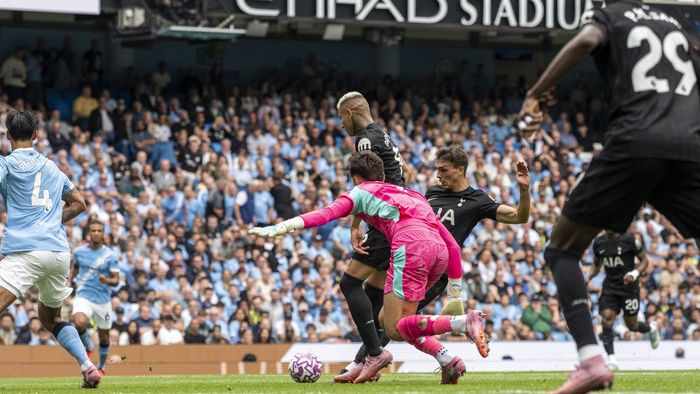 Echipa lui Radu Drăgușin a produs șocul startului de sezon în Premier League! Victorie pe terenul lui Manchester City