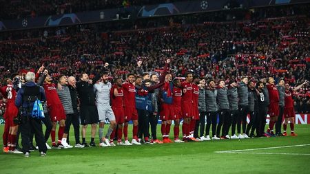 Fabulos! Nimeni nu a plecat acasă. FOTO & VIDEO | Fanii și jucătorii lui Liverpool au cântat fără întrerupere "You'll Never Walk Alone", după 4-0 cu Barcelona