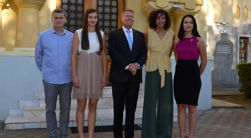 FOTO | Klaus Iohannis, față în față cu vicecampioanele Europei de la Volei Alba Blaj. Unde s-au întâlnit președintele României și elevele lui Darko Zakoc 