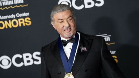 Sylvester Stallone, eroul din „Rocky”, a explodat din cauza filmului despre boxerul Ivan Drago, făcut fără să fie anunțat: „Sunt niște paraziți!”