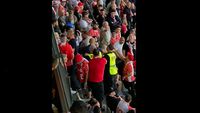 Episod scandalos. Ce a pățit un suporter minor care s-a bucurat la golul FCSB între fanii lui Dinamo: jandarmii au intervenit imediat!