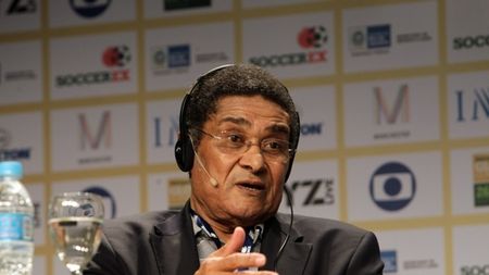 Eusebio trece prin momente dificile!** Fostul star al Benficăi, spitalizat sub suspiciunea de pneumonie