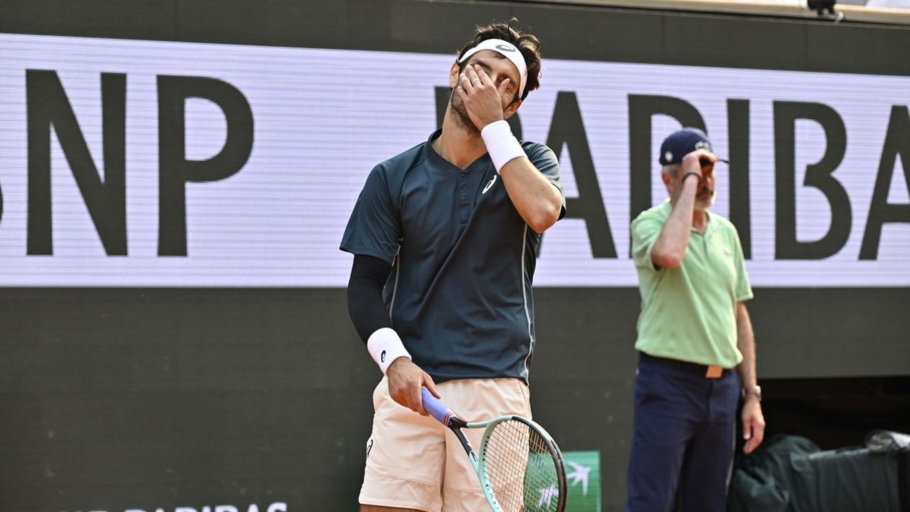 Moment absolut incredibil la Roland Garros. Musetti a lovit-o cu mingea trimisă de furie în piept pe arbitra de linie