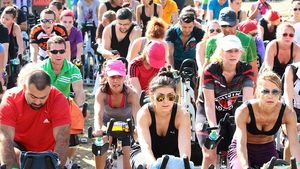 TIMP LIBER | BikeFest și-a deschis porțile! Bicicliștii au luat parte la prima zi de voie bună, în jurul Palatului Parlamentului