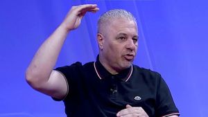 Marius Șumudică, nedumerit după ce Rapid, FCSB și Universitatea Craiova nu l-au instalat ca antrenor. S-a comparat cu președintele Turciei, Recep Erdogan, după care a făcut show la TV: „Eram în fața lui Reghecampf”