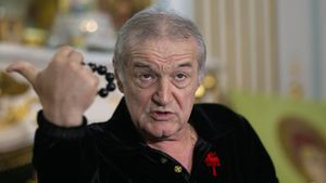 Transferul lui Denis Alibec la FCSB a picat dintr-un motiv uluitor! Gigi Becali a refuzat să negocieze cu mama fotbalistului: „Nu-l lasă ea! E ruşinos”