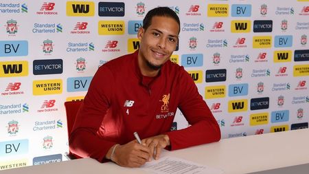 A fost prezentat cel mai scump fundaș din istoria fotbalului: "S-au plătit mulți bani pentru mine, dar aceasta este piața"