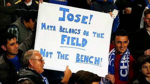 FOTO: Mourinho criticat de fanii lui Chelsea: „Locul lui Mata e pe teren, nu pe bancă!”