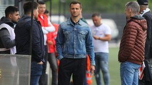 Scandal mare la Dinamo, după ce antrenorul care e de aproape 40 de ani în club a fost dat afară ca să i se facă loc lui Florentin Petre! „Nu erau apă și mâncare în club, iar eu veneam, deși aveam soția la terapie intensivă”