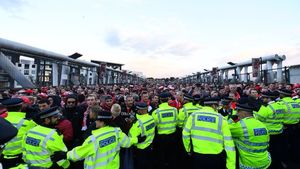 Nebunie în Londra, înainte de Arsenal - Koln! VIDEO | 20.000 de nemți au luat orașul cu asalt, la revenirea în Europa după 25 de ani. Startul meciului a fost întârzia o oră, mii de ultrași fără bilet au forțat intrarea în stadion
