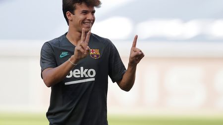 Riqui Puig, considerat „noul Xavi”, a devenit o problemă mare la FC Barcelona! Pep Guardiola vrea să îl ia la Manchester City, catalanii vor să îl împrumute la Betis