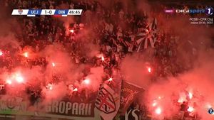 Atmosferă superbă creată de suporterii lui U Cluj la meciul de baraj cu Dinamo! Ce a făcut galeria „șepcilor roșii” | FOTO
