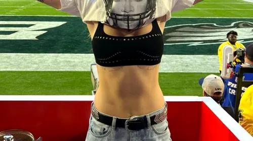 Ce actriță celebră de la Hollywood s-a dezbrăcat de tricou la Super Bowl. Poza a devenit virală pe Instagram | FOTO