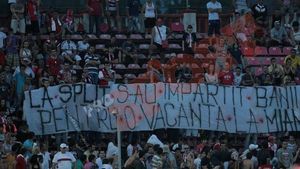 "La Split s-au împărțit banii pentru o vacanță la Miami"/ "Ați jucat la handicap?"** FOTO Duelul bannerelor în derby!