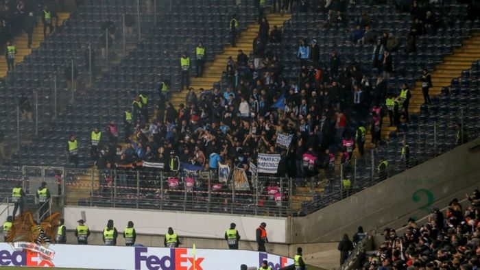 FOTO | Ce a găsit Poliția din Germania în autocarele huliganilor de la Marseille. 150 de suporteri au fost reținuți, un întreg arsenal a fost confiscat
