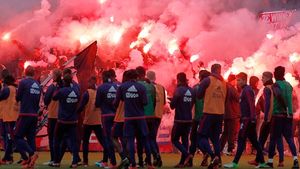 VIDEO | Așa arată iubirea pentru culori! Cum au așteptat ultrașii lui Ajax echipa la antrenamentul care a precedat derby-ul cu Feyenoord

