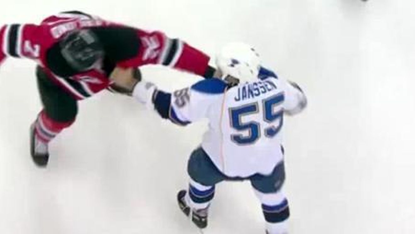 VIDEO Cea mai bizară bătaie din NHL!  Vezi ce rezultă când combini hocheiul cu boxul!