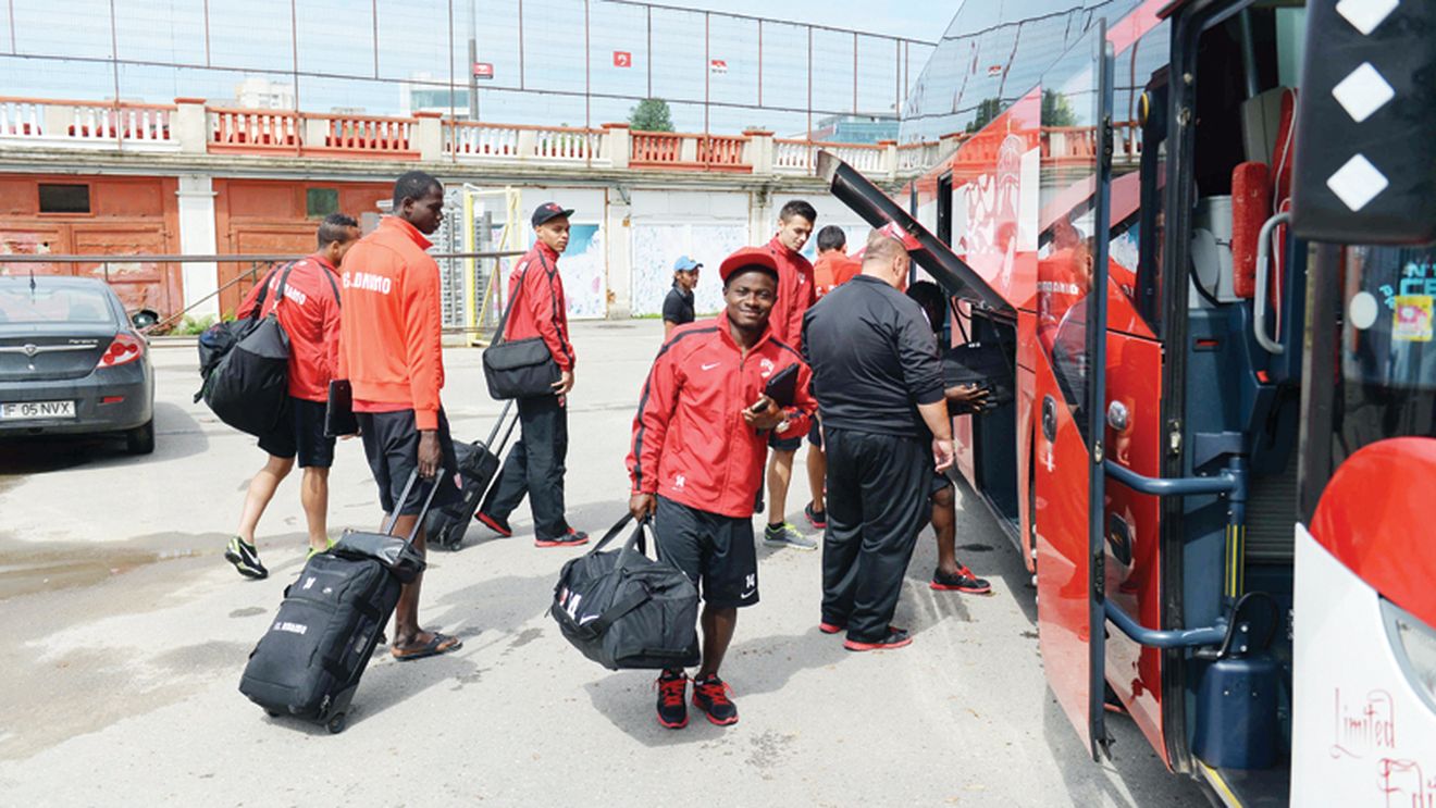 Cu hainele printre mingi! Conducerea lui Dinamo nu a vrut să achite costul bagajelor suplimentare la avion