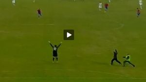 Moment de panică în "U" - Steaua!** Un fan a intrat pe gazon și s-a dus "GLONȚ" spre Tătărușanu. VIDEO - Cum s-a terminat faza