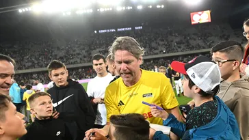„Minunea Blondă” a rămas neschimbat: Florin Răducioiu, magnet pentru copii la meciul Romania All Stars – Galatasaray Legends! Fostul atacant al lui AC Milan a dat autografe direct pe teren | FOTO