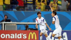 Lee Keun-Ho, marcatorul venit din armată. În urmă cu doi era cel mai promițător fotbalist din Coreea de Sud, iar acum păzește granița nord-coreeană