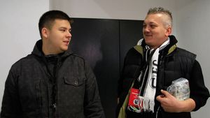 Suporterii 'U'nicat!** Când a văzut gestul fanilor, antrenorul 'șepcilor' a început să plângă! Eforturile sunt însă inutile: de azi, jucătorii își pot depune memorii