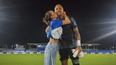 O tânără vrea să-și opereze sânii, așa cum a făcut Simona Halep în tinerețe, dar iubitul fotbalist nu o lasă