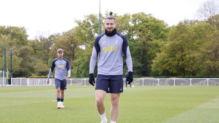 Dezastru pentru Radu Drăgușin la Tottenham, chiar și când echipa ia 3 goluri fără el! Rivalii pe post, Romero și Van de Ven, au primit cele mai mari note din echipa lui Ange Postecoglou