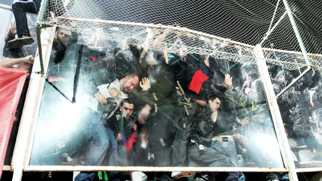 Galeria 'bate' Jandarmii!** Suporterii Stelei au scăpat de amenzi și de interdicții după aproape un an de procese