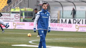 INTERVIU | A plecat de acasă la 14 ani, vorbește patru limbi străine, s-a școlit la Arsenal și Ajax, iar acum bate la porțile Serie A: "Important e să nu renunți niciodată la visul tău"