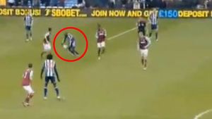 VIDEO INCREDBIL. O fază cum rar se vede pe terenul de fotbal.** A cedat nervos și a reacționat ca în curtea școlii. Cel mai ciudat "roșu" din Premier League: