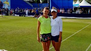 FOTO | Halep și Radwanska, surprinse într-o ipostază mai puțin obișnuită la Eastbourne. Ce a făcut Simona împreună cu rivala ei 