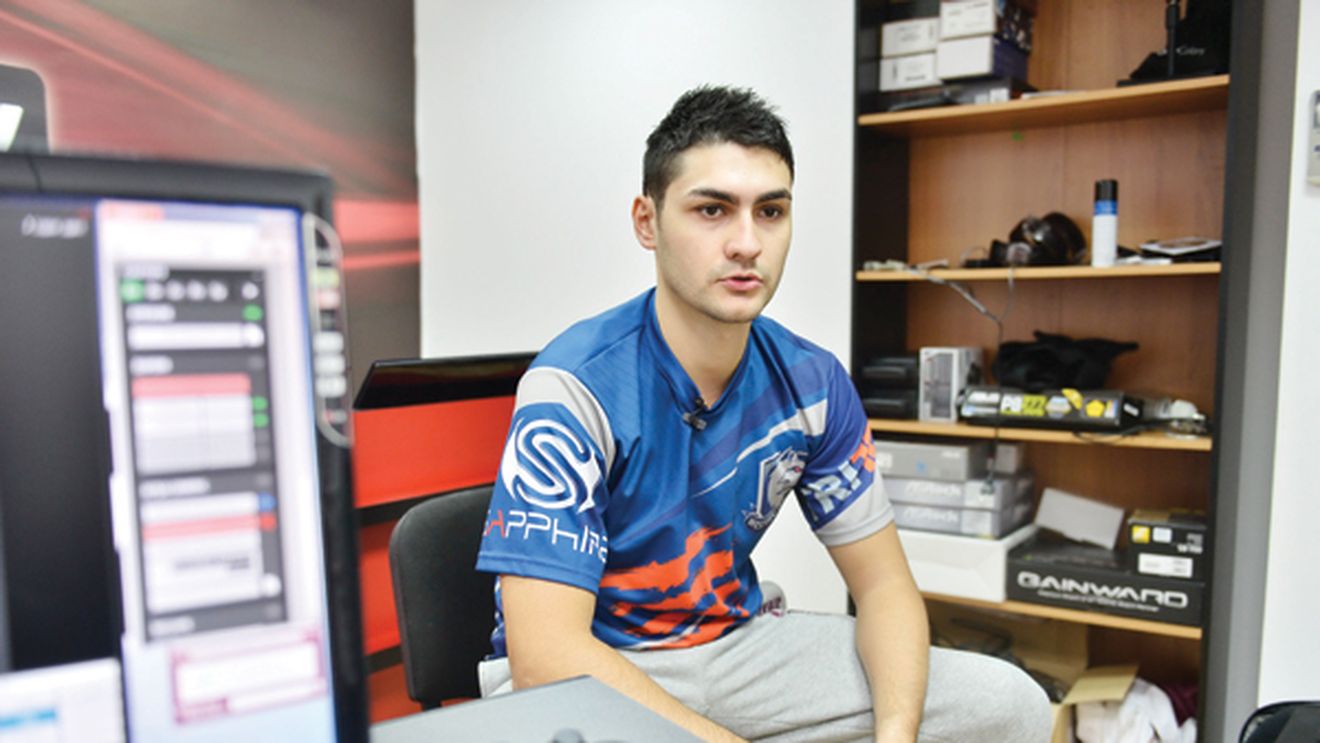 Ronaldo în mediul virtual!** Vicecampionul mondial la FIFA 13 a jucat fotbal la "U" Craiova, unde a fost coleg cu Mihai Costea