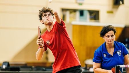 Povestea paralimpicului Daniel Oanță, băimăreanul care a dat fotbalul pe tenisul de masă! „Atunci când obosesc îmi dau refresh”