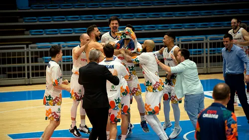 CSM Oradea a reușit o calificare spectaculoasă în FIBA Europe Cup! Jucătorii au urmărit celălalt meci din grupă pe telefoanele mobile, imediat după victoria cu Szolnok | VIDEO