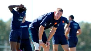 Imagini incredibile pe un teren de rugby!** Un tată a intrat pe teren pentru a-și apăra fiul de 1.92 m și 105 kg! VIDEO