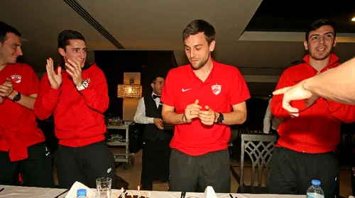 FOTO Dinamoviștii au încheiat cantonamentul din Antalya cu o petrecere. Munteanu, Bărboianu și Bilinski au fost sărbătoriții zilei