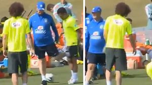 Scolari a absorbit excelent presiunea în lotul Braziliei. VIDEO - Selecționerul a glumit cu Dani Alves, imaginile fac înconjurul lumii