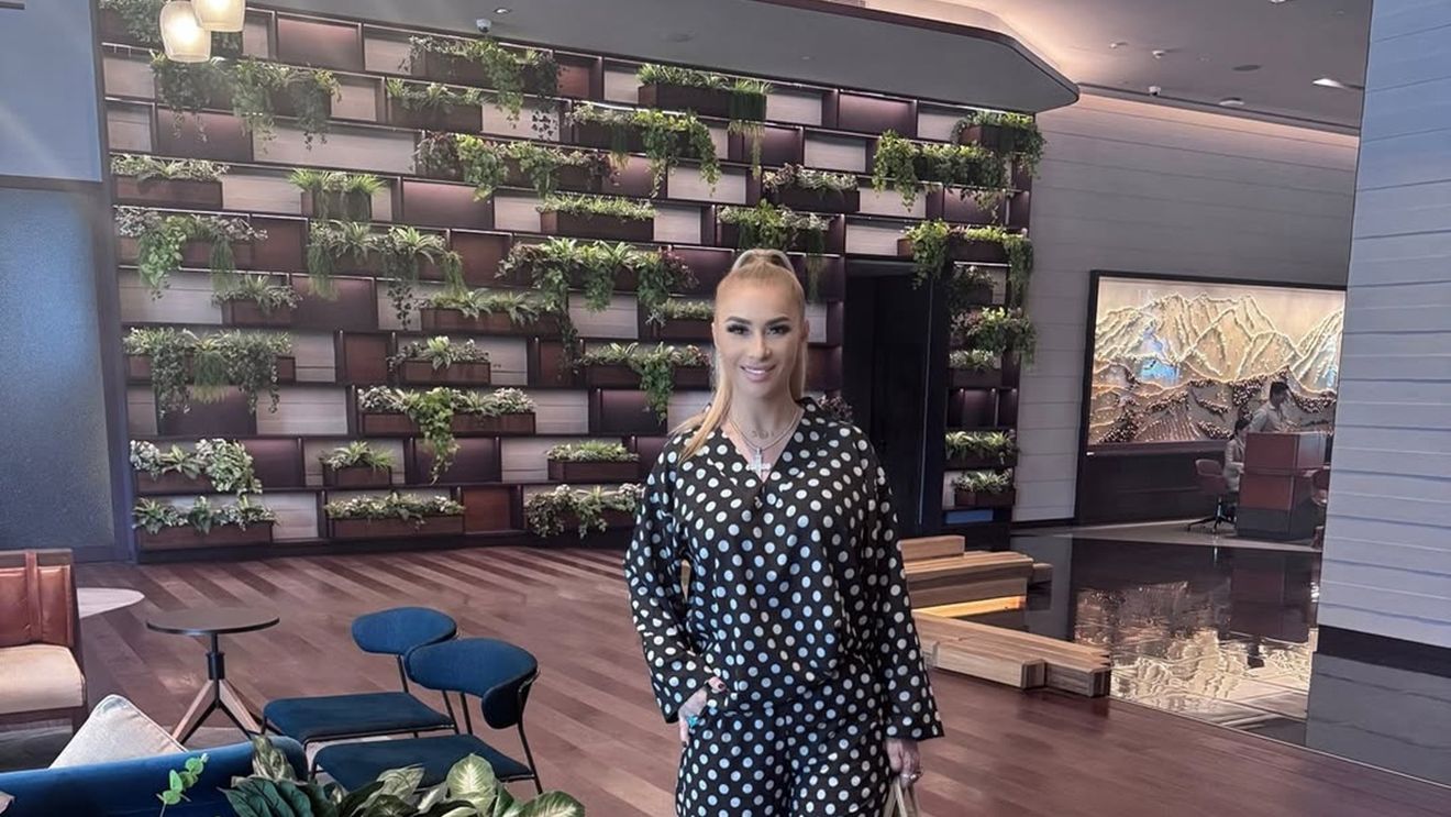 Cum arată în interior vila luxoasă pe care o are Anamaria Prodan. Tablouri cu imagini ale ei, dintr-un pictorial îndrăzneț, mobilă din lemn masiv şi o privelişte care-ți taie respirația