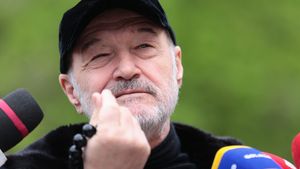 Gigi Becali a început să cânte în direct, la TV, și i-a transmis un mesaj lui Marius Șumudică: „E numărul 2”