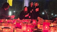 Imagini copleşitoare. Rând pe rând, Neli, Matei, Marilu şi Ana-Maria din familia Lucescu au trecut să vadă altarul de candele aprinse în memoria lui Mircea Lucescu