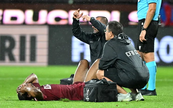 Mohammed Kamara s-a rupt în meciul CFR Cluj – Paksi și diagnosticul e horror. Cât lipsește de pe teren