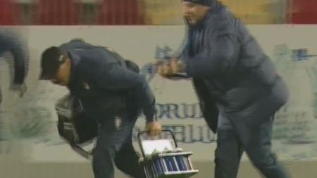 FOTO | Scene șocante la Astra - Dinamo. Șumudică l-a trântit la pământ pe medicul campioanei. Cum a reacționat când a fost întrebat despre incident