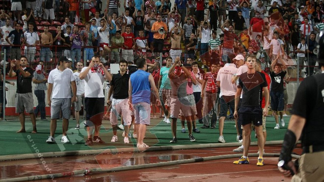 Amenințați cu închisoarea!** "I-am avertizat pe fani că toată Europa ne vede"