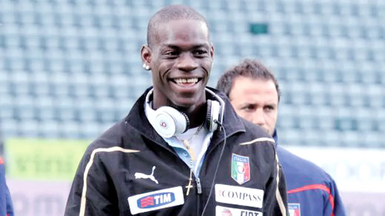 Balotelli a comis-o iar!** Italia se chinuia cu Feroe, iar el asculta muzică și naviga pe net