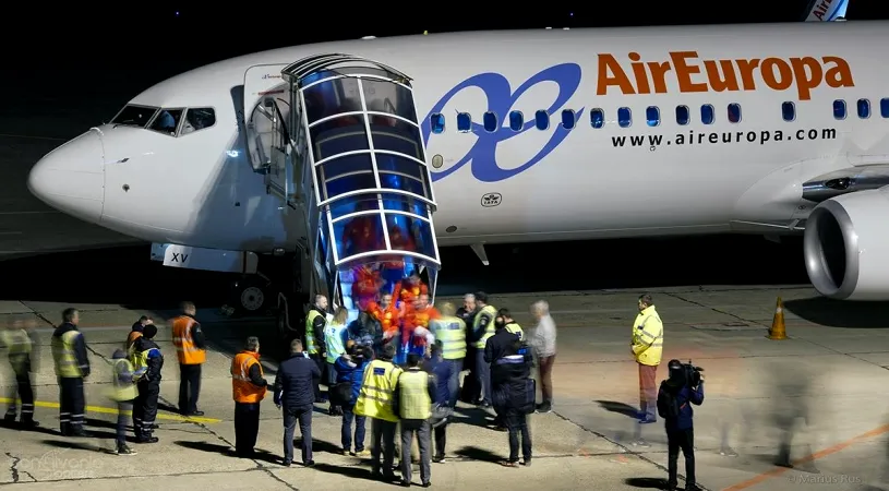 FOTO | Am pierdut meciul avioanelor: Spania a venit la Cluj cu o aeronavă Boeing 737 Next Gen nouă, în timp ce România a închiriat un avion Tarom de aceeași vârstă cu Nicușor Stanciu