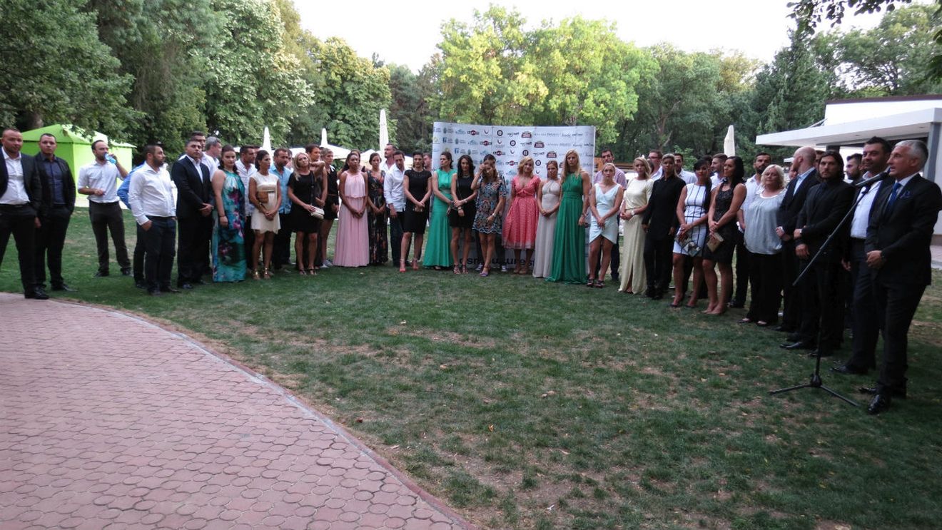 Seară de gală pentru un sezon de gală! Jucătoarele de la CSM București au eclipsat asistența la prezentarea oficială. Clubul din Capitală și-a propus două titluri și prezența la turneul Final 4 al Ligii Campionilor